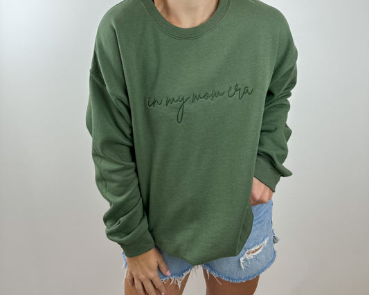 GREEN EMBROIDERED IN MY MOM ERA SWEATSHIRT